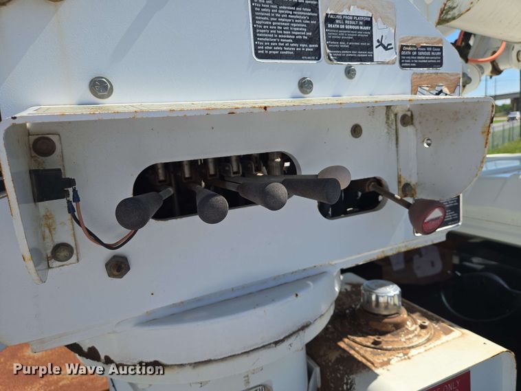 image for item EN8554 2004 International  4300 bucket truck