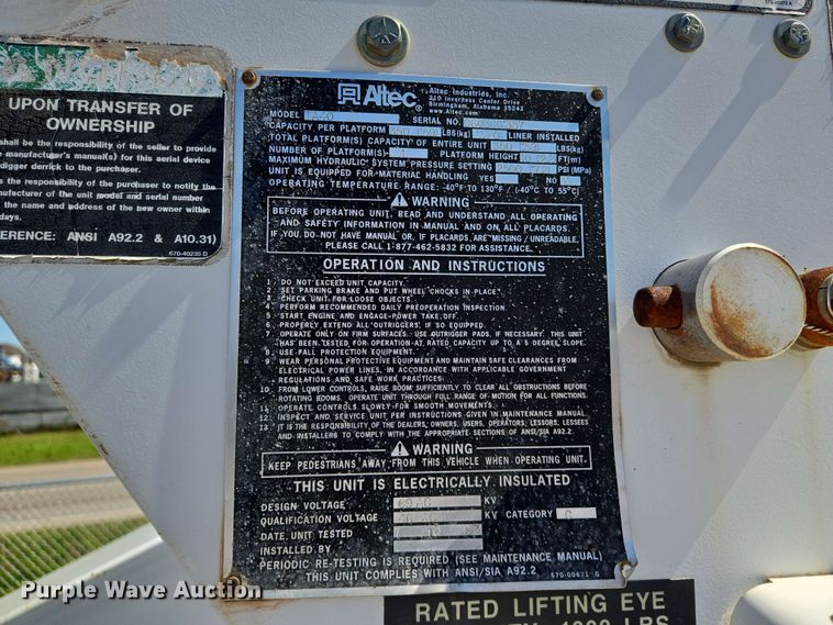 image for item EN8554 2004 International  4300 bucket truck