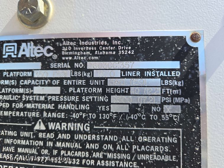 image for item EN8554 2004 International  4300 bucket truck