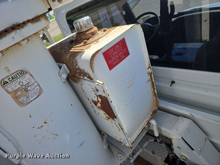 image for item EN8554 2004 International  4300 bucket truck