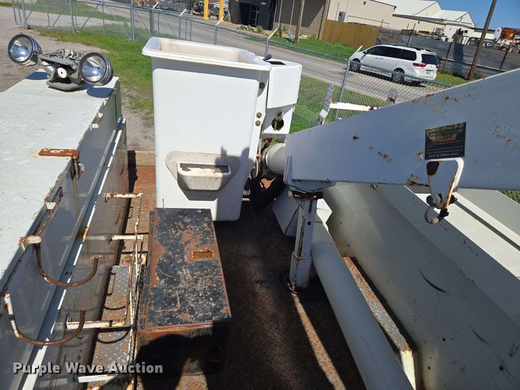 image for item EN8554 2004 International  4300 bucket truck