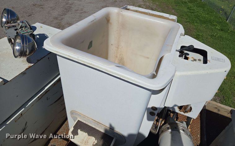 image for item EN8554 2004 International  4300 bucket truck