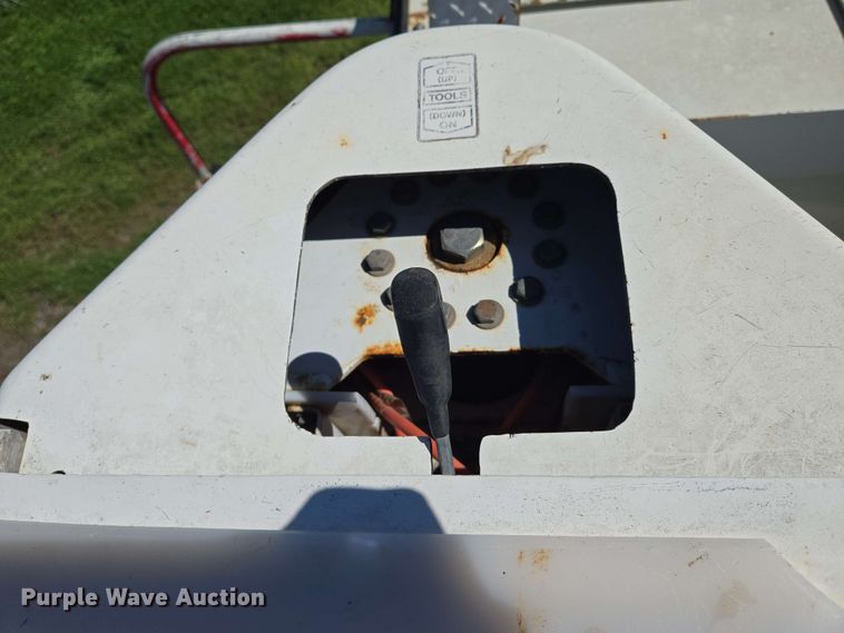 image for item EN8554 2004 International  4300 bucket truck