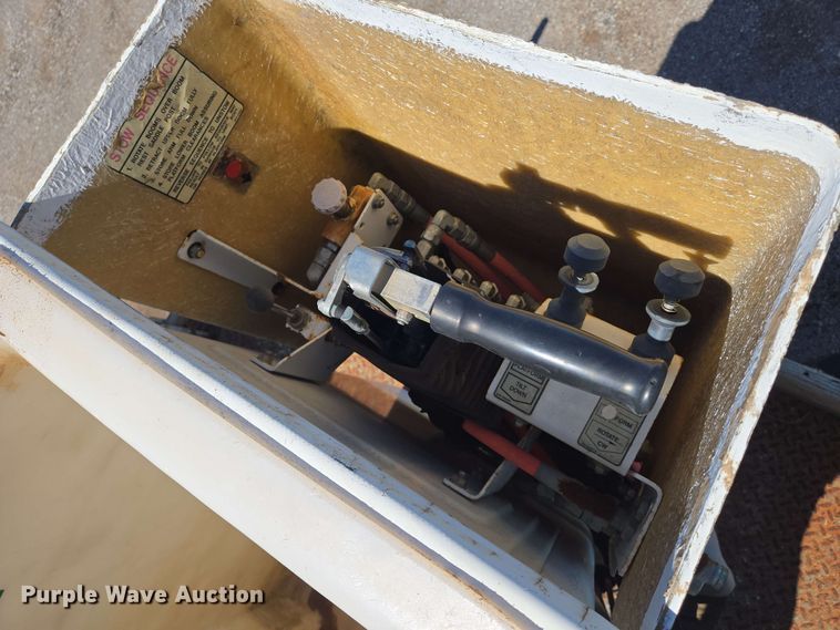 image for item EN8554 2004 International  4300 bucket truck