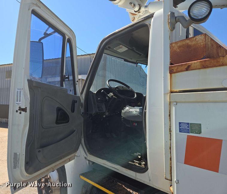 image for item EN8554 2004 International  4300 bucket truck