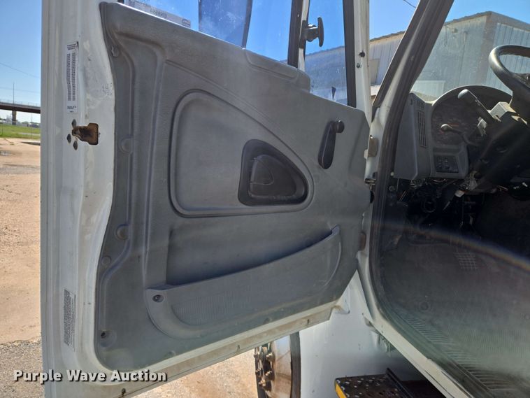 image for item EN8554 2004 International  4300 bucket truck