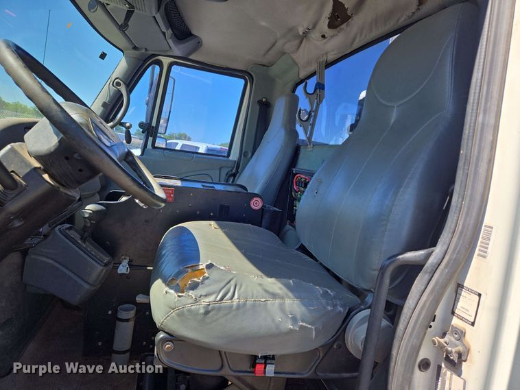 image for item EN8554 2004 International  4300 bucket truck