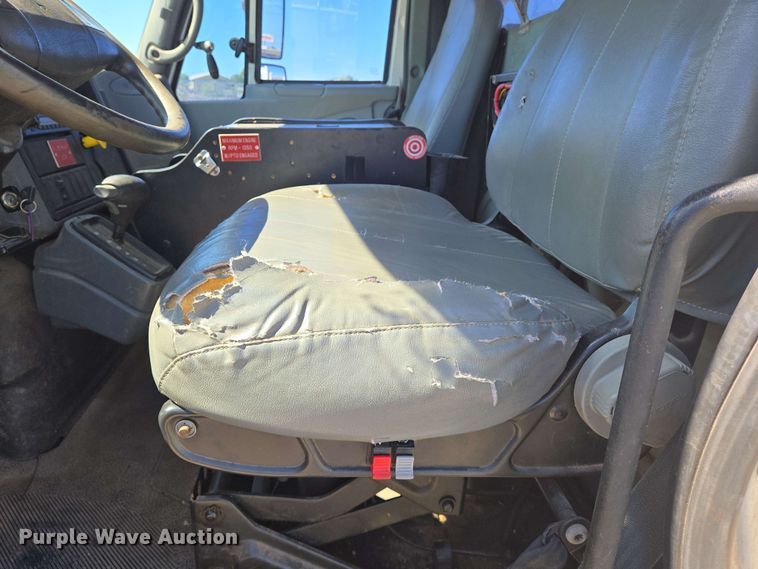 image for item EN8554 2004 International  4300 bucket truck