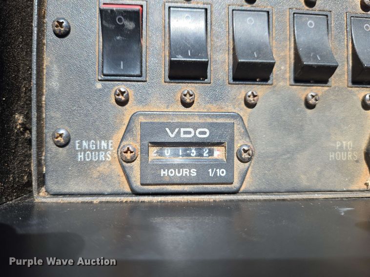 image for item EN8554 2004 International  4300 bucket truck