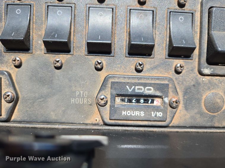 image for item EN8554 2004 International  4300 bucket truck