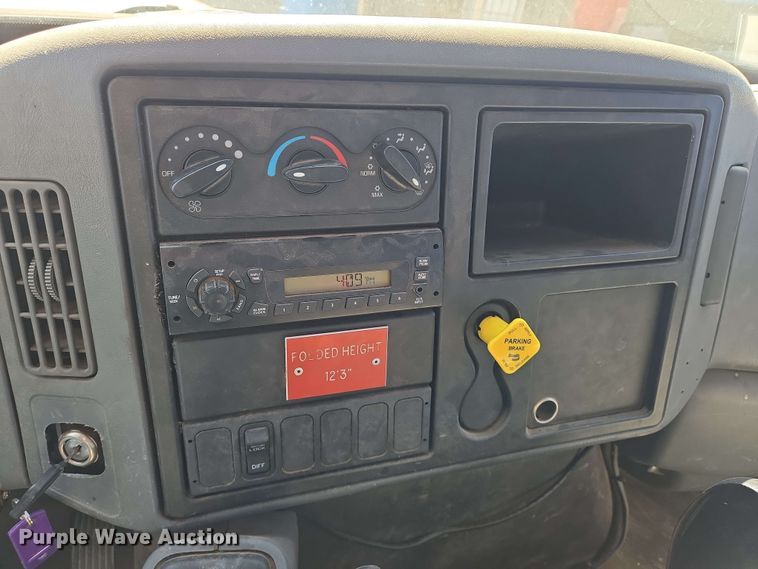 image for item EN8554 2004 International  4300 bucket truck