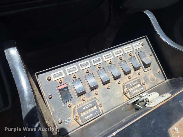 image for item EN8554 2004 International  4300 bucket truck