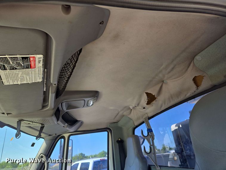 image for item EN8554 2004 International  4300 bucket truck