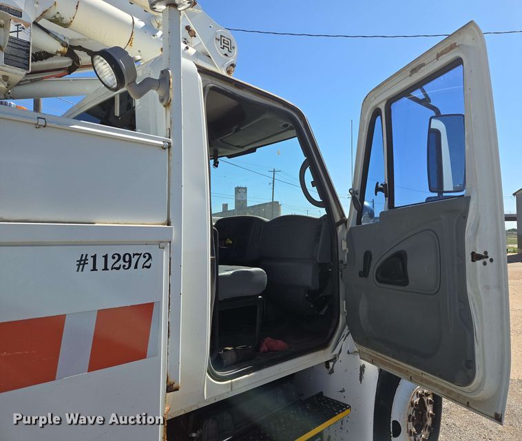 image for item EN8554 2004 International  4300 bucket truck