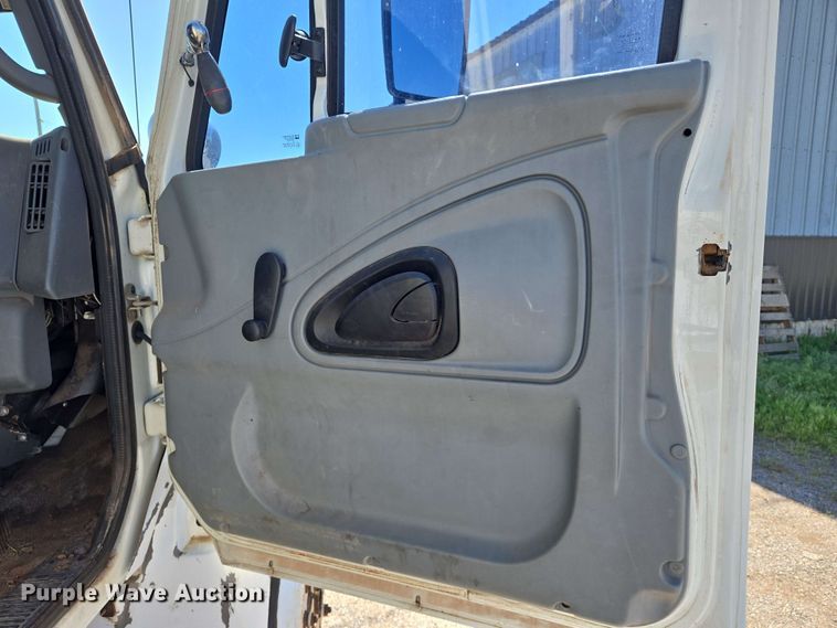 image for item EN8554 2004 International  4300 bucket truck