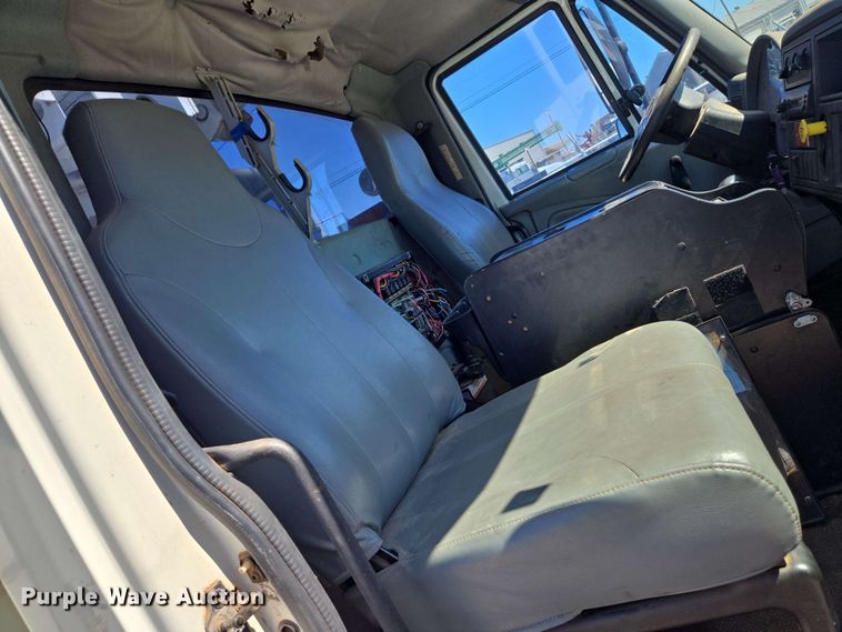 image for item EN8554 2004 International  4300 bucket truck