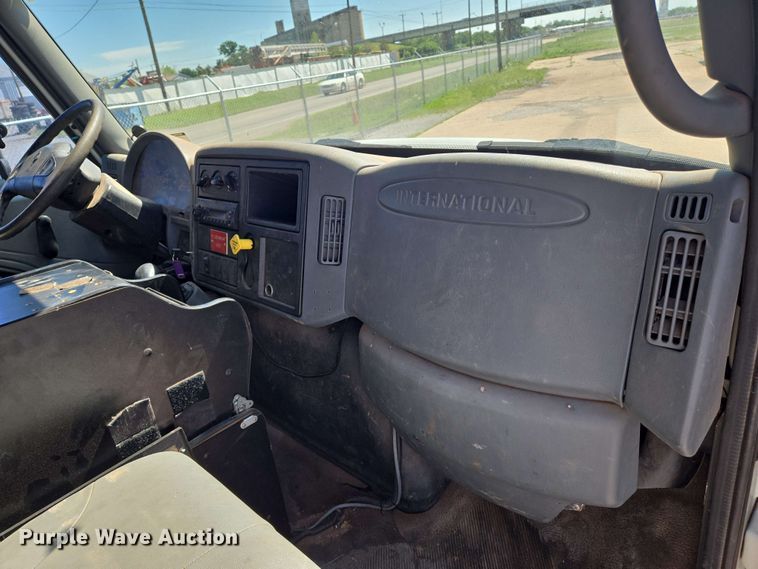 image for item EN8554 2004 International  4300 bucket truck