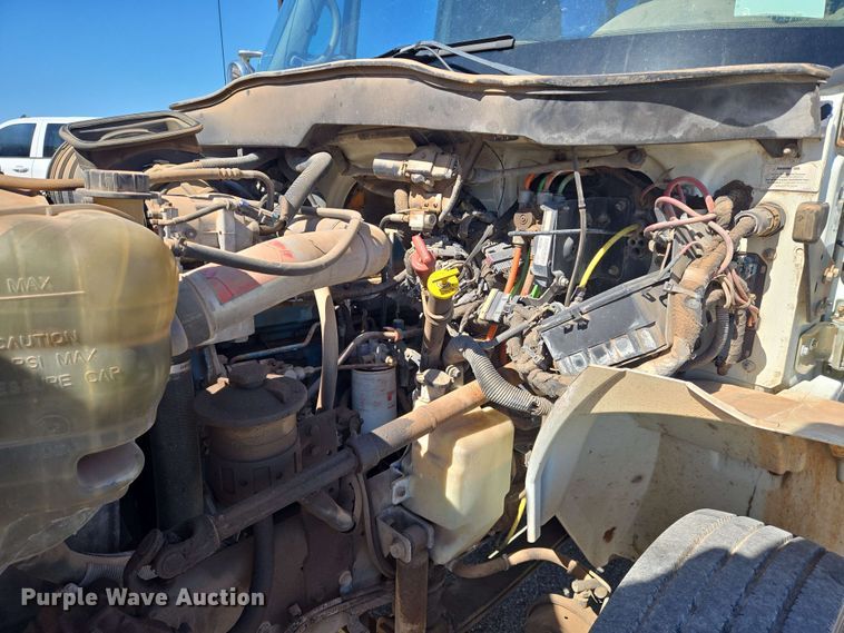 image for item EN8554 2004 International  4300 bucket truck