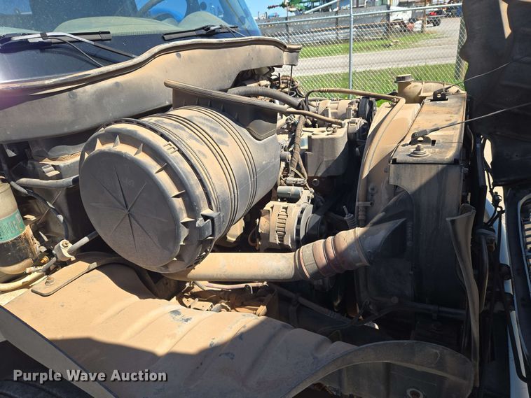 image for item EN8554 2004 International  4300 bucket truck