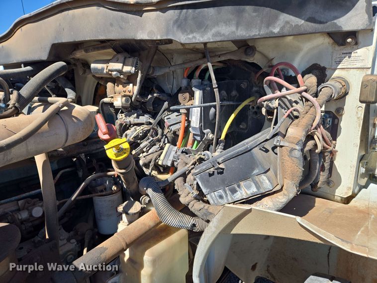 image for item EN8554 2004 International  4300 bucket truck