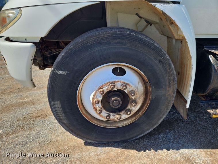 image for item EN8554 2004 International  4300 bucket truck