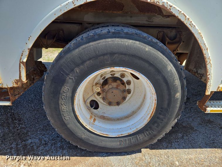 image for item EN8554 2004 International  4300 bucket truck