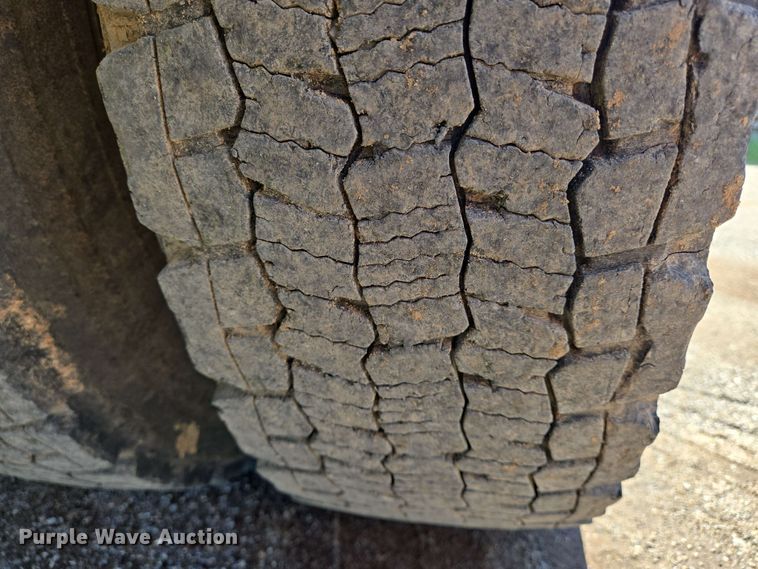 image for item EN8554 2004 International  4300 bucket truck