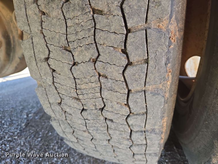 image for item EN8554 2004 International  4300 bucket truck