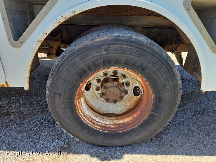 image for item EN8554 2004 International  4300 bucket truck