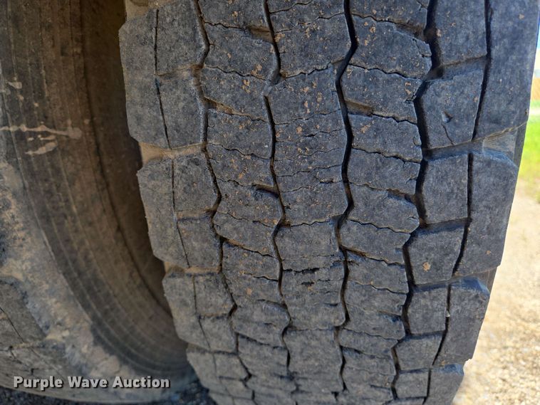 image for item EN8554 2004 International  4300 bucket truck