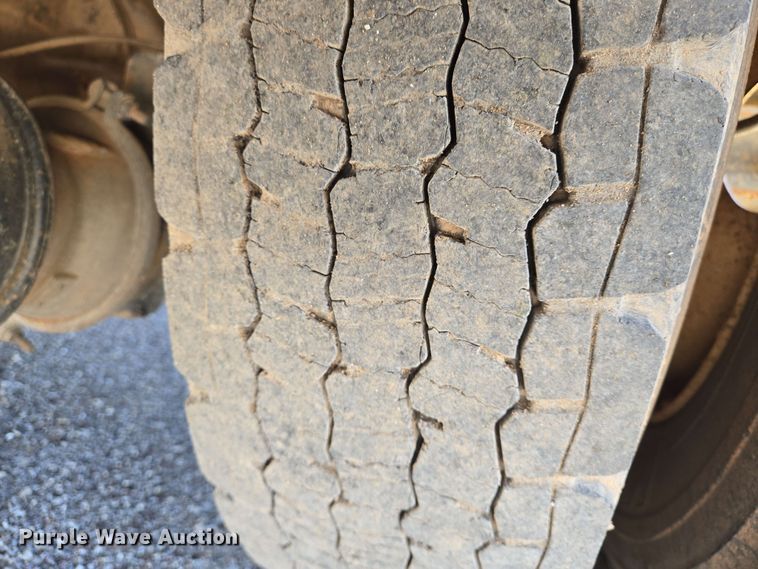 image for item EN8554 2004 International  4300 bucket truck