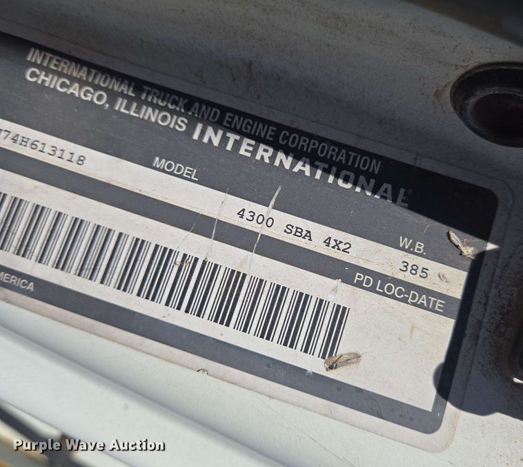 image for item EN8554 2004 International  4300 bucket truck