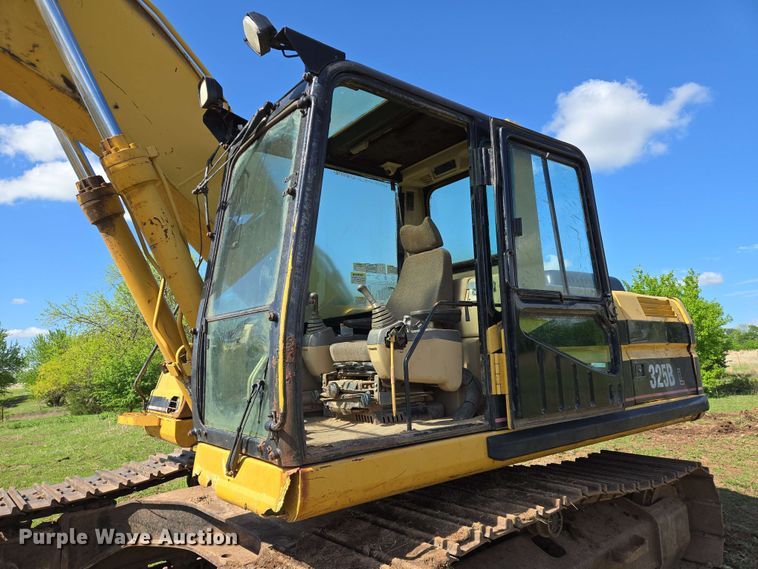 image for item EN8956 2001 Caterpillar 325B L excavator