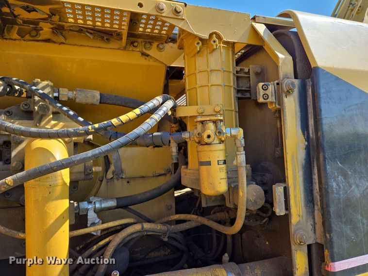 image for item EN8956 2001 Caterpillar 325B L excavator