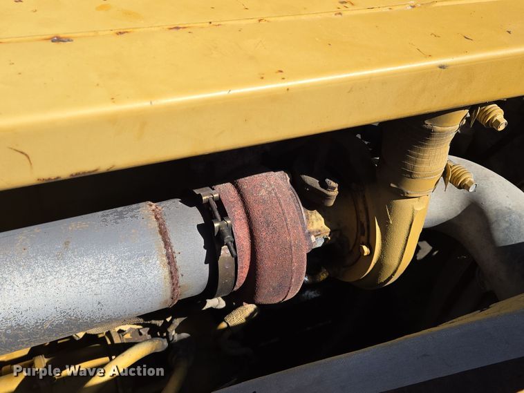 image for item EN8956 2001 Caterpillar 325B L excavator