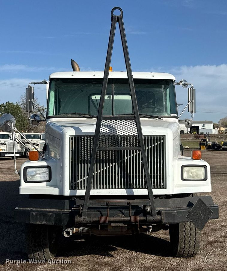 image for item EQ1281 1992 White-GMC WB water truck