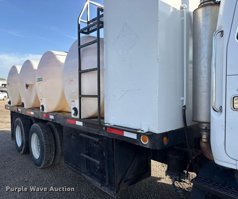 image for item EQ1281 1992 White-GMC WB water truck