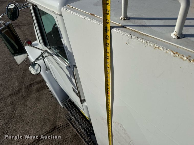 image for item EQ1281 1992 White-GMC WB water truck