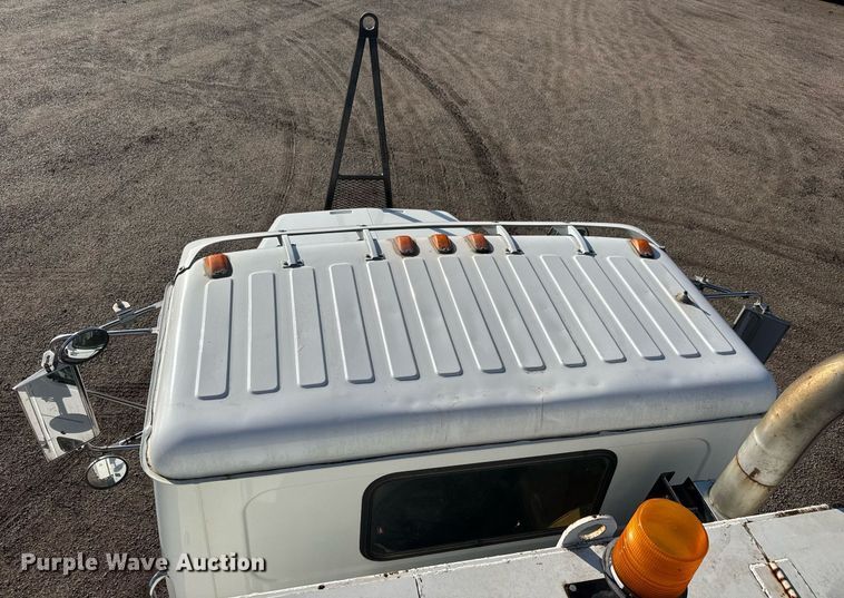 image for item EQ1281 1992 White-GMC WB water truck