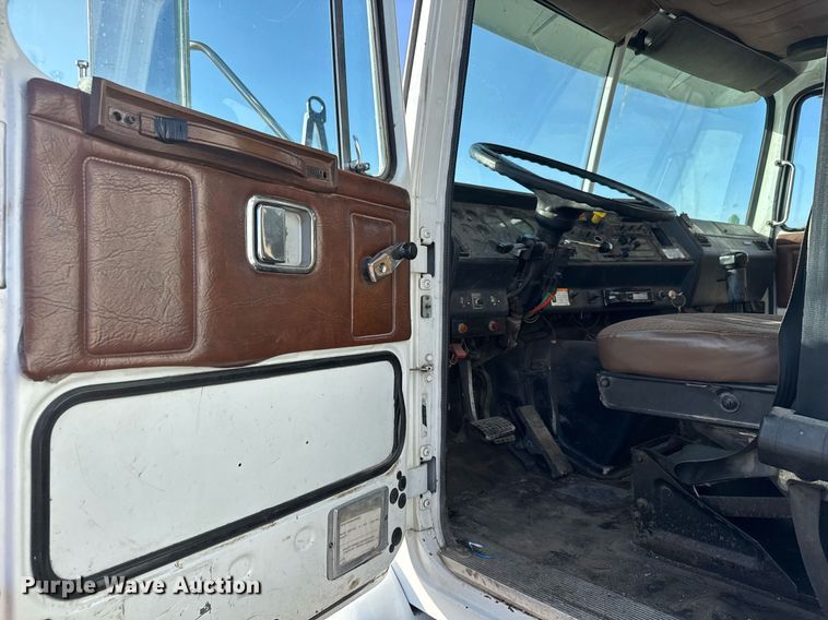 image for item EQ1281 1992 White-GMC WB water truck