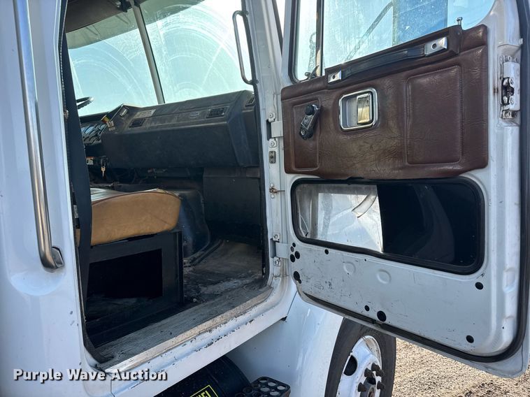 image for item EQ1281 1992 White-GMC WB water truck