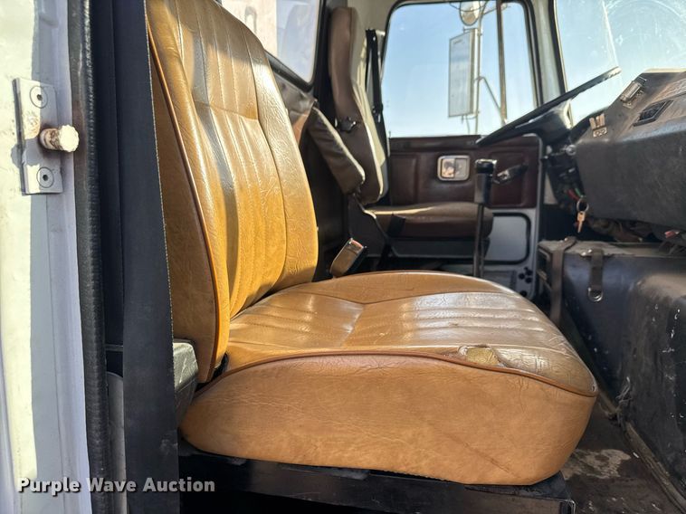 image for item EQ1281 1992 White-GMC WB water truck