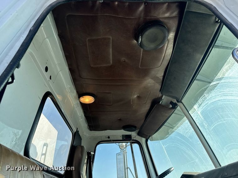 image for item EQ1281 1992 White-GMC WB water truck