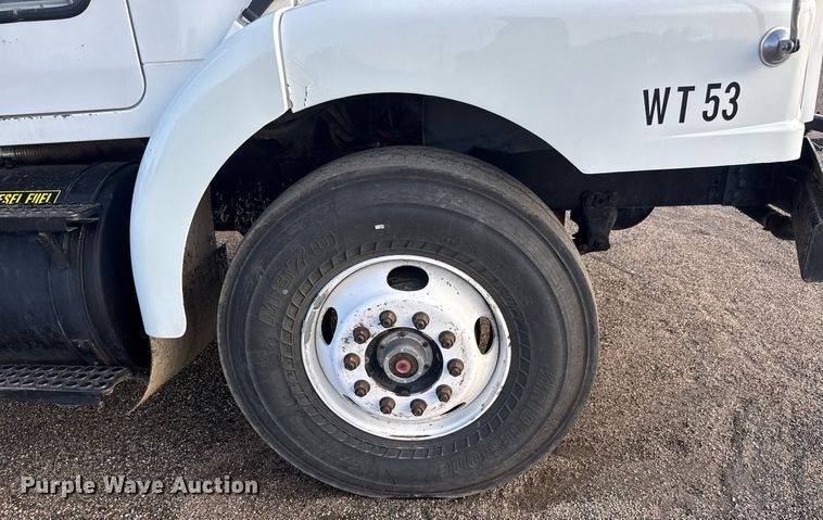 image for item EQ1281 1992 White-GMC WB water truck