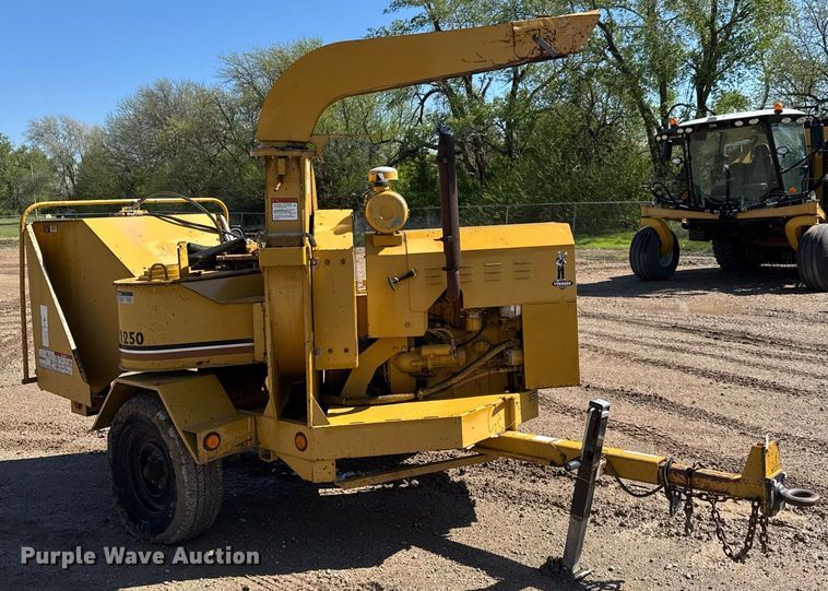 image for item EQ1373 1992 Vermeer 1250BC wood chipper