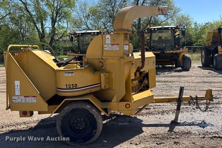 image for item EQ1373 1992 Vermeer 1250BC wood chipper