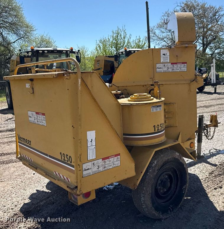 image for item EQ1373 1992 Vermeer 1250BC wood chipper
