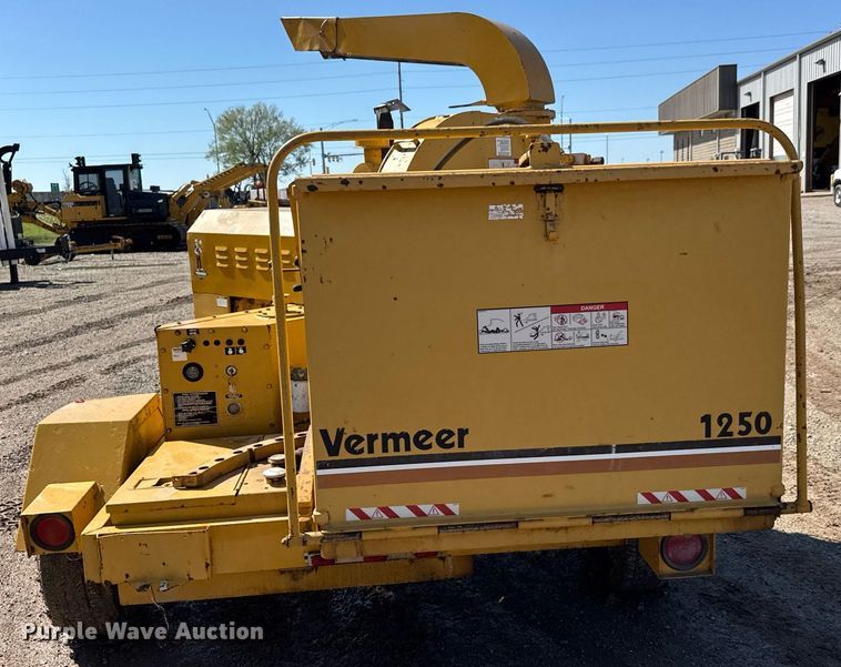 image for item EQ1373 1992 Vermeer 1250BC wood chipper