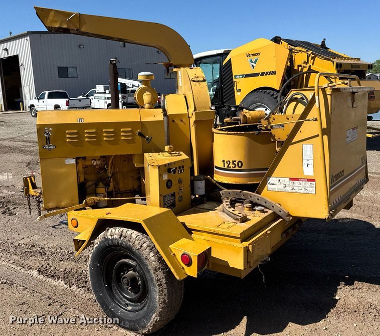 image for item EQ1373 1992 Vermeer 1250BC wood chipper