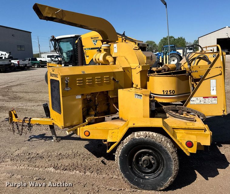 image for item EQ1373 1992 Vermeer 1250BC wood chipper
